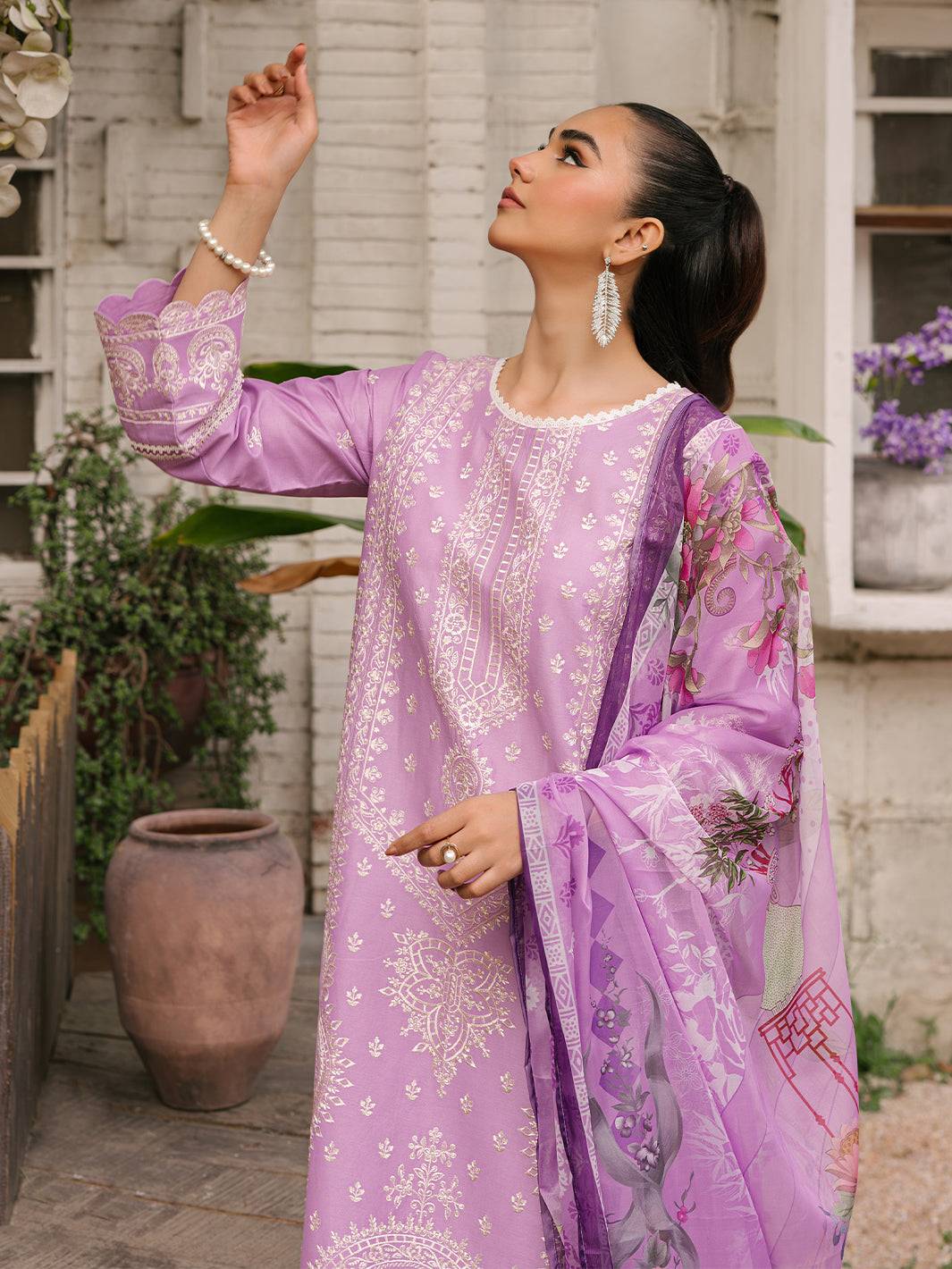Mahnur | Masakali Luxury Lawn 24 | MK 05 - B - Pakistani Designer Dress - by Mahnur | Type: Luxury - 100% Original at Saira Sultan