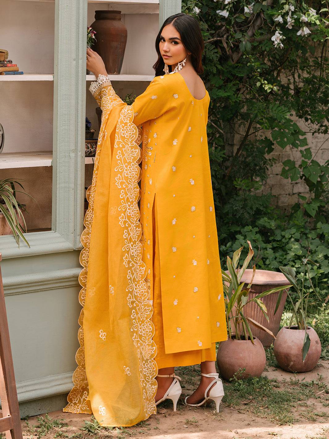 Mahnur | Masakali Luxury Lawn 24 | MK 06 - A - Pakistani Designer Dress - by Mahnur | Type: Luxury - 100% Original at Saira Sultan