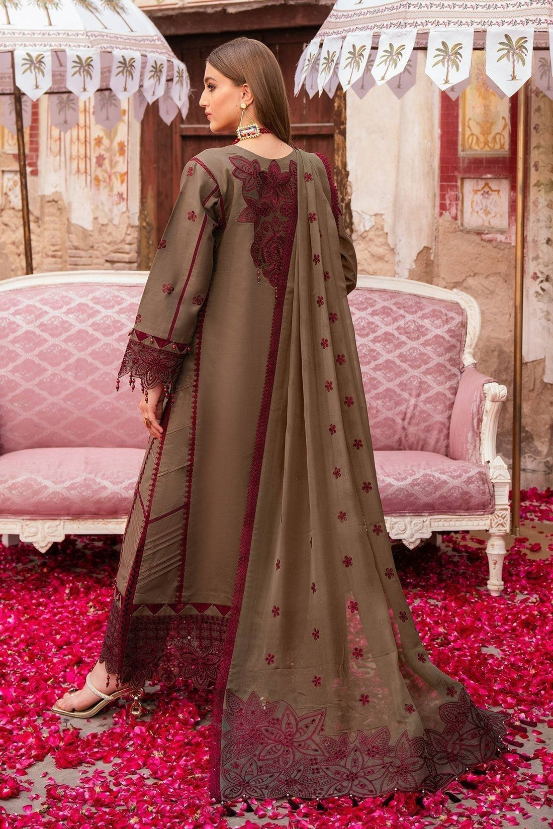 Alizeh | Rawayat Luxury Lawn 24 | Zeenat - Pakistani Designer Dress - by Alizeh | Type: Luxury - 100% Original at Saira Sultan