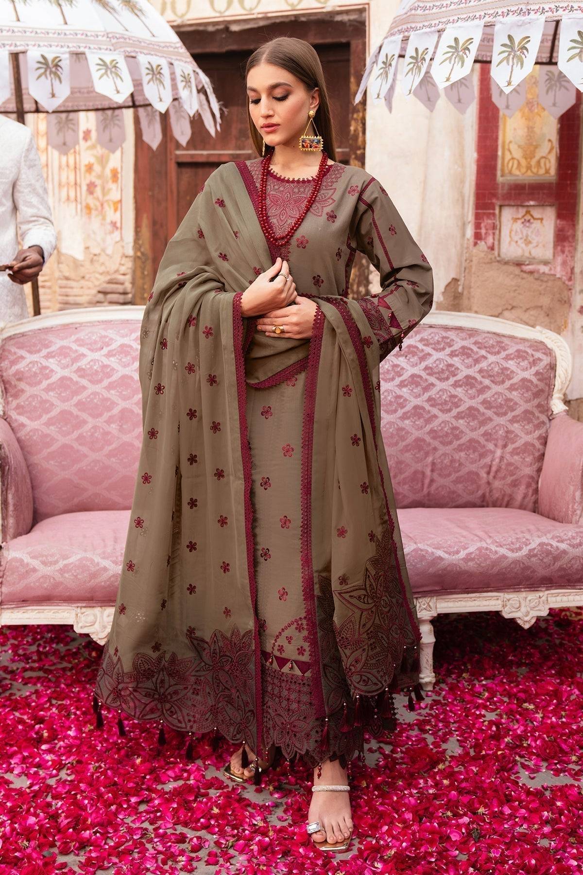 Alizeh | Rawayat Luxury Lawn 24 | Zeenat - Pakistani Designer Dress - by Alizeh | Type: Luxury - 100% Original at Saira Sultan