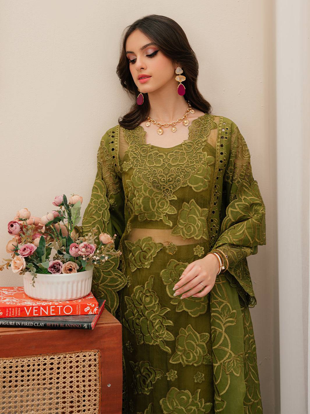 Mahnur | Allenura Luxury Lawn 24 | REVERIE - Pakistani Designer Dress - by Mahnur | Type: Luxury - 100% Original at Saira Sultan