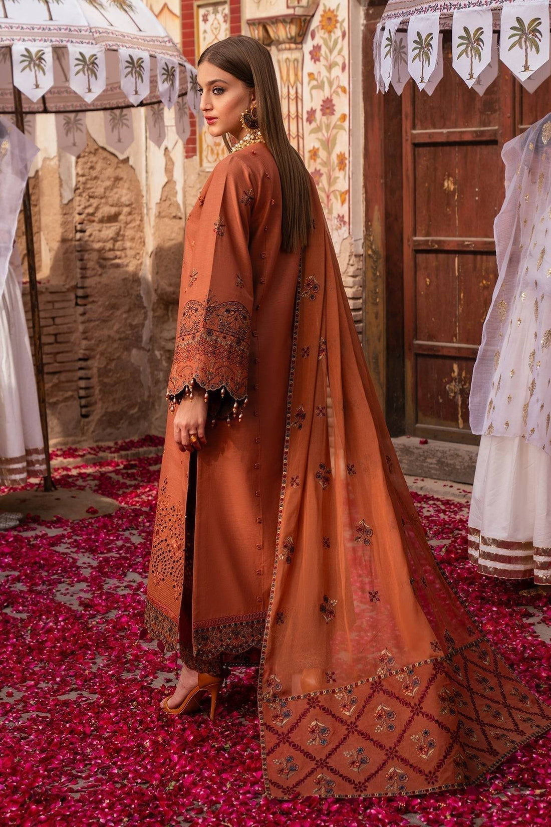 Alizeh | Rawayat Luxury Lawn 24 | Manat - Pakistani Designer Dress - by Alizeh | Type: Luxury - 100% Original at Saira Sultan