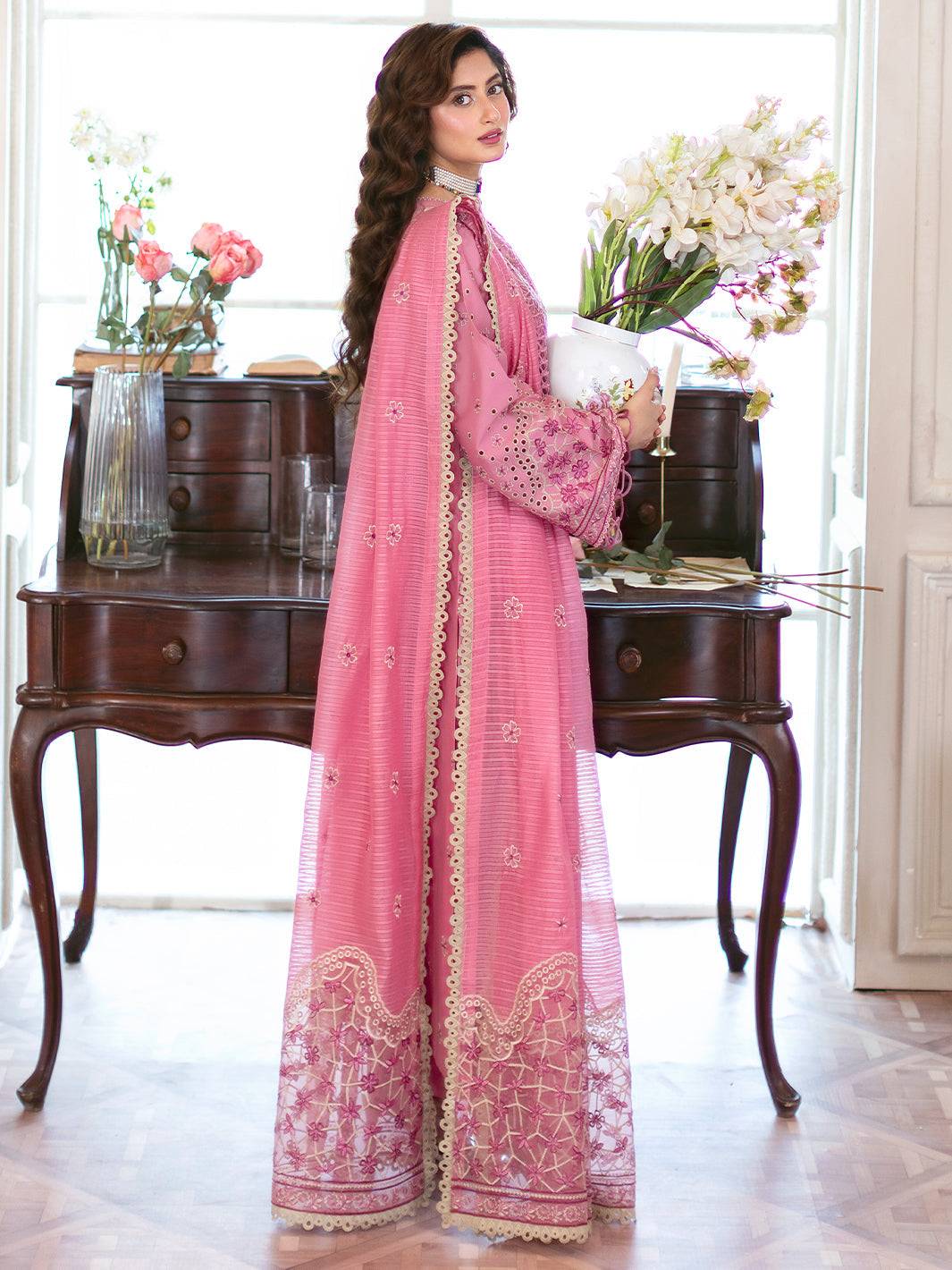 Mahnur | Sophie Luxury Lawn 25 | Raha - Pakistani Designer Dress - by Mahnur | Type: Ladies Clothes - 100% Original at Saira Sultan