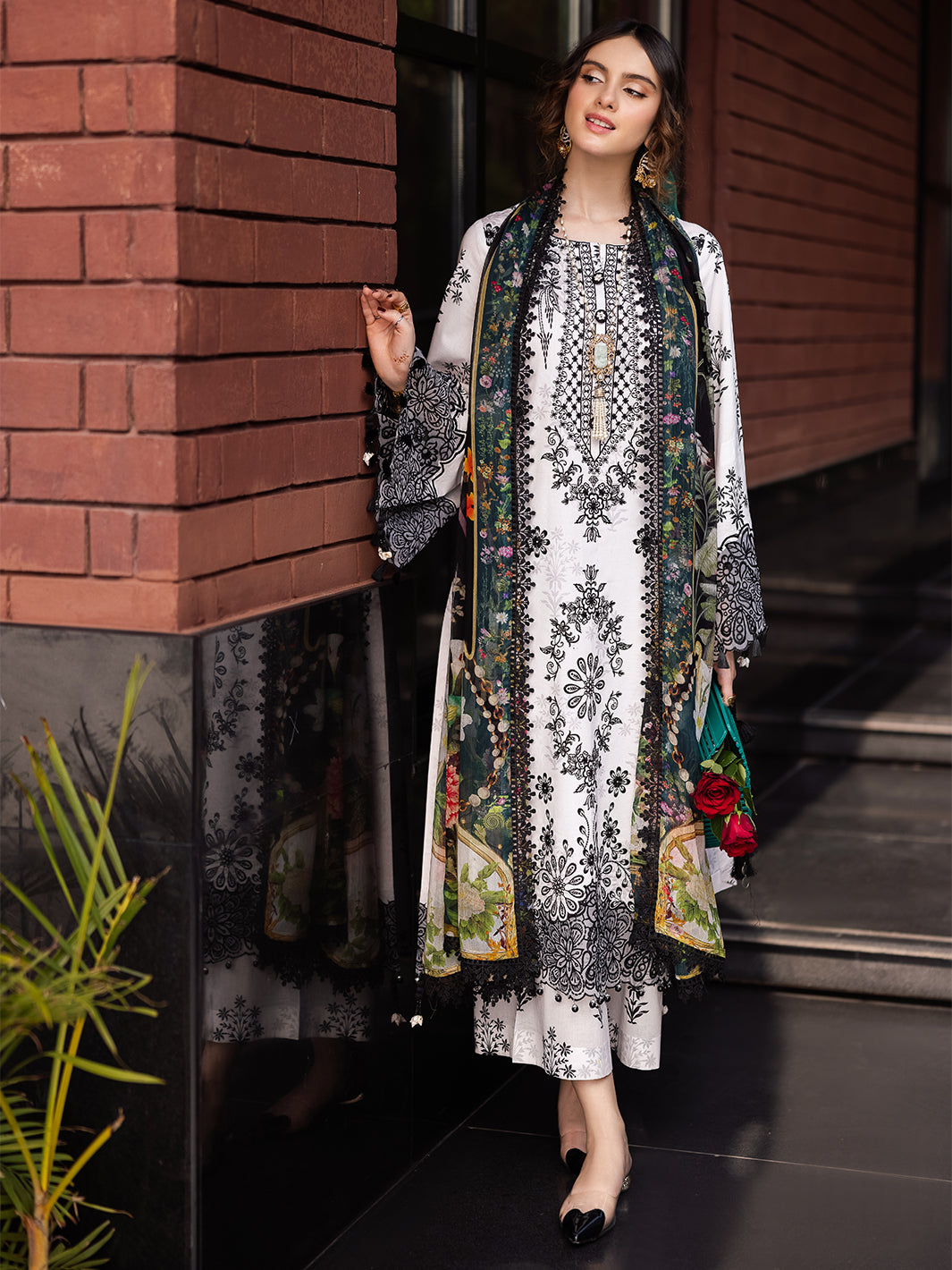Mahnur | After Hours Luxury Lawn 25 | Sundaze Soiree XS White Lawn