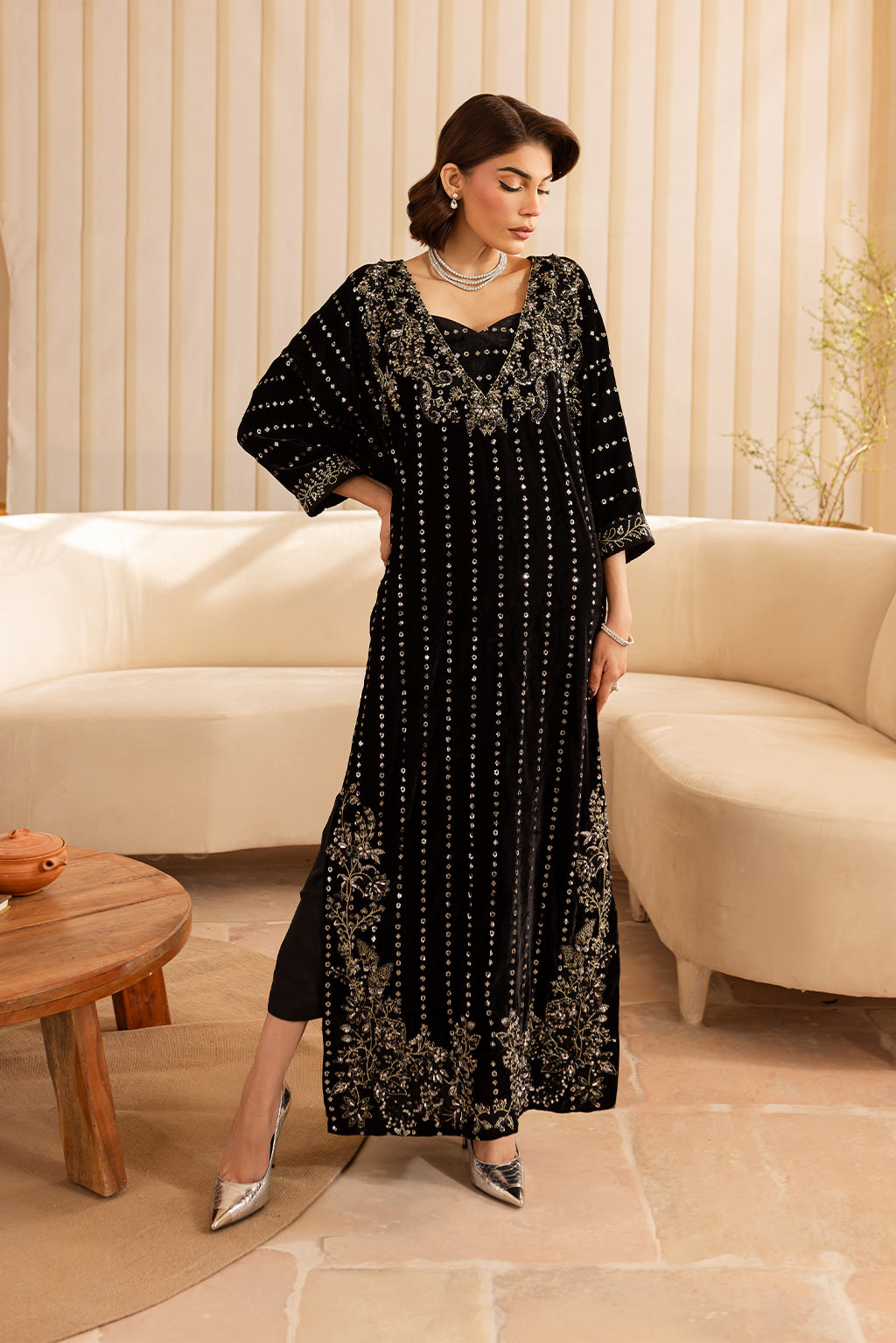 Vanya | Velvet Formals 24 | KV-53 XS Black Velvet