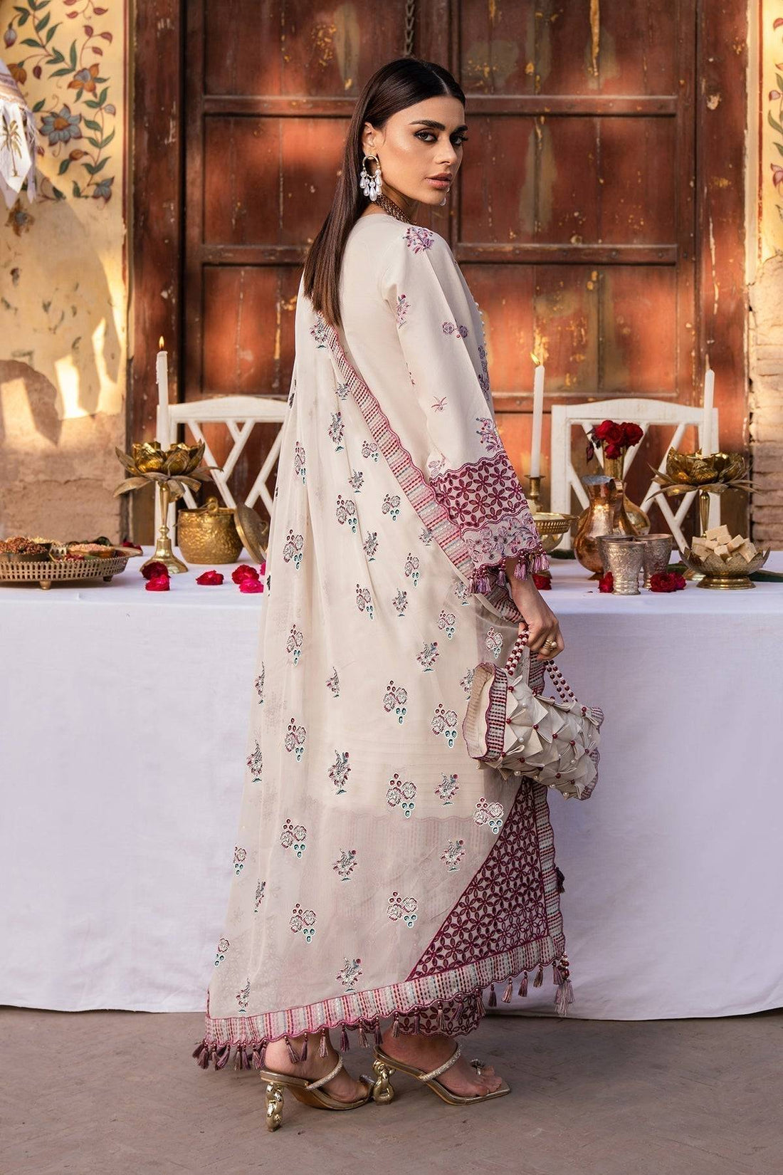 Alizeh | Rawayat Luxury Lawn 24 | Hayat - Pakistani Designer Dress - by Alizeh | Type: Luxury - 100% Original at Saira Sultan