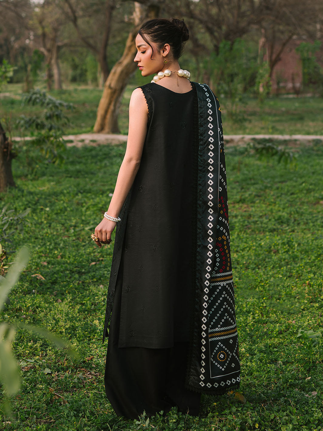 Mahnur | Dahlia Luxury Lawn 25 | Zoe XS Black Lawn