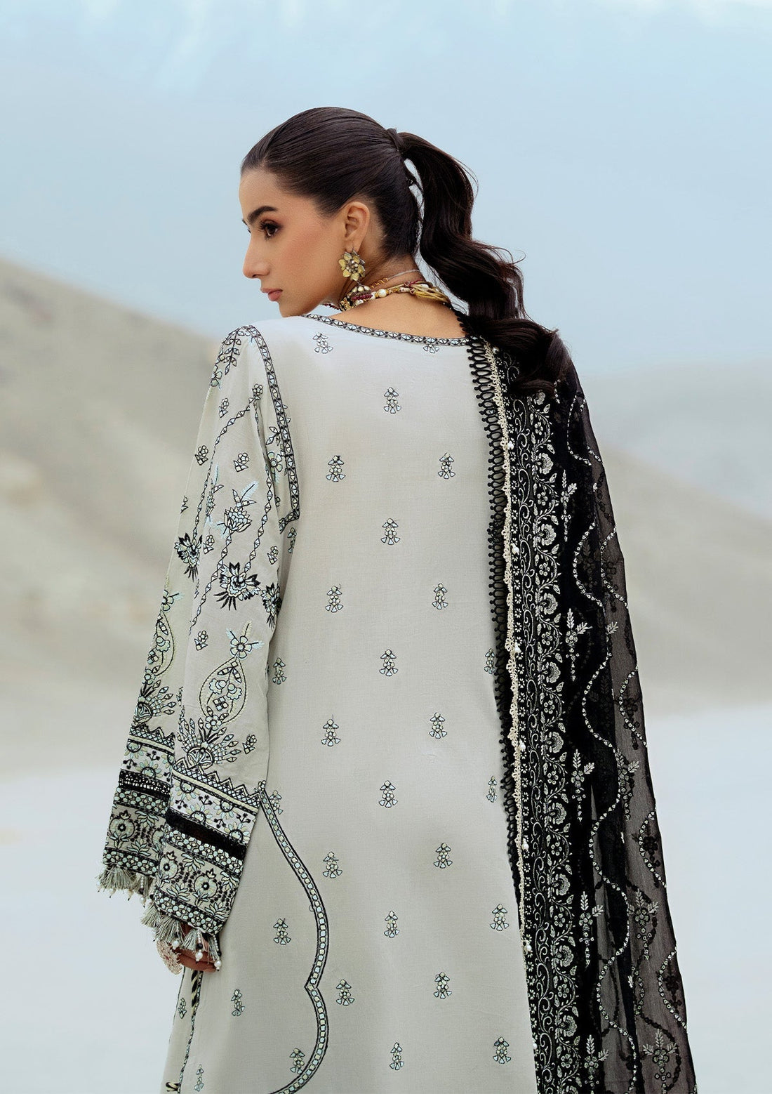 Rangrasiya | Lifestyle Summer Edit 25 | LOOK 08 XS Light Gray Lawn
