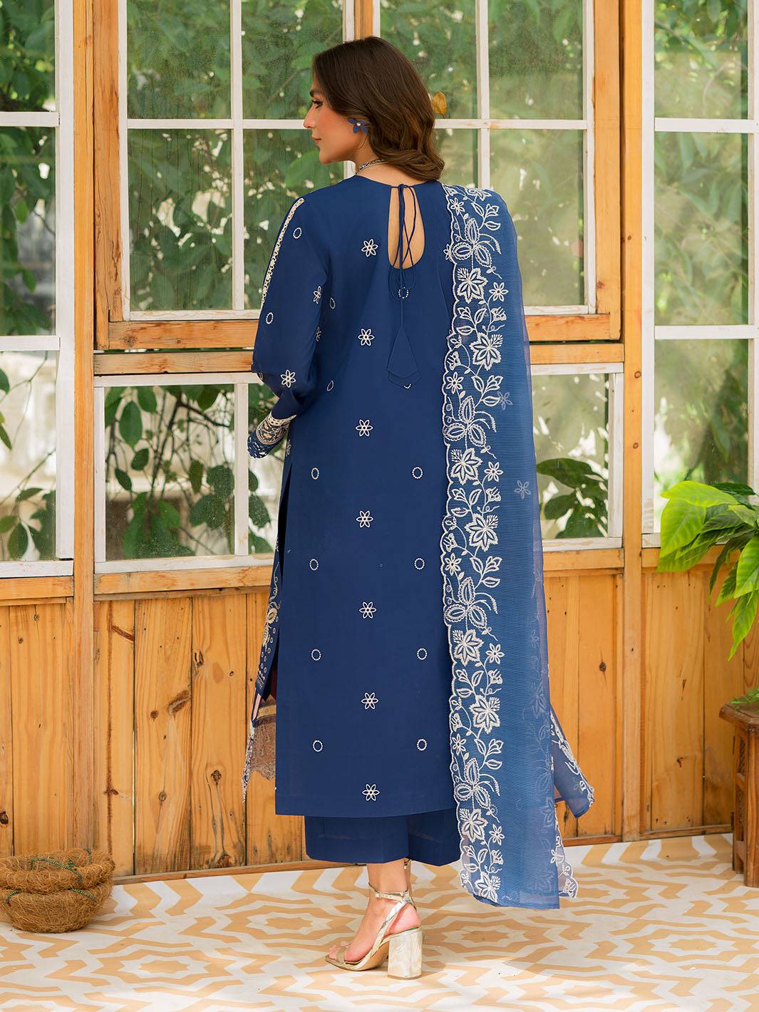 Mahnur | Bella Lawn 24 | BL - 02 - Pakistani Designer Dress - by Mahnur | Type: Luxury - 100% Original at Saira Sultan