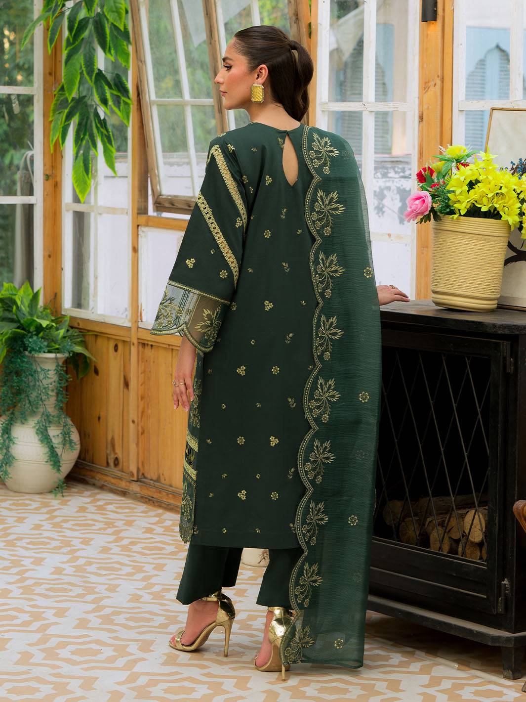 Mahnur | Bella Lawn 24 | BL - 06 - Pakistani Designer Dress - by Mahnur | Type: Luxury - 100% Original at Saira Sultan