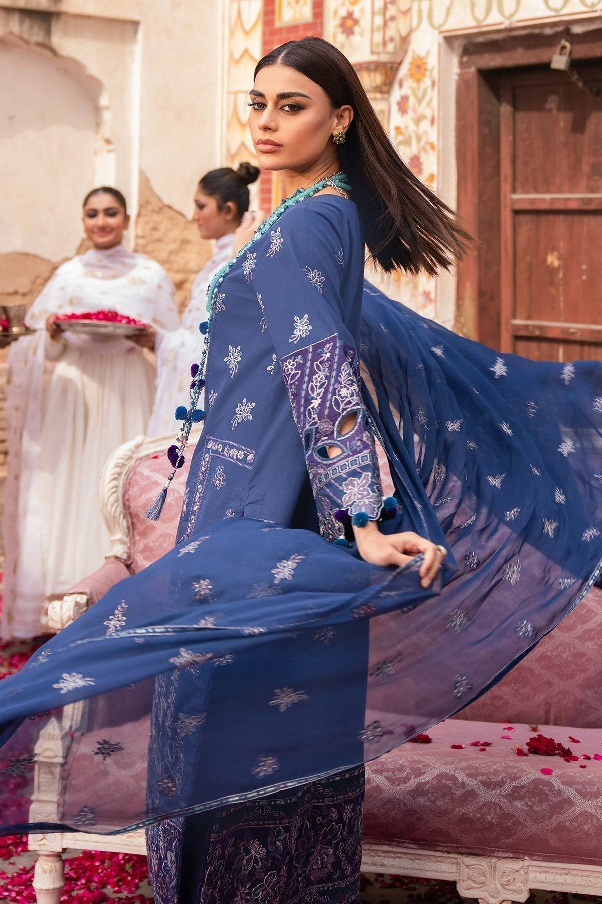 Alizeh | Rawayat Luxury Lawn 24 | Shehnaaz - Pakistani Designer Dress - by Alizeh | Type: Luxury - 100% Original at Saira Sultan