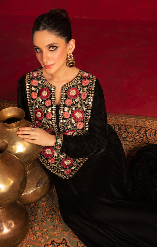 Maya | Raazi Velvet 24 | ZEEST L Black Velvet