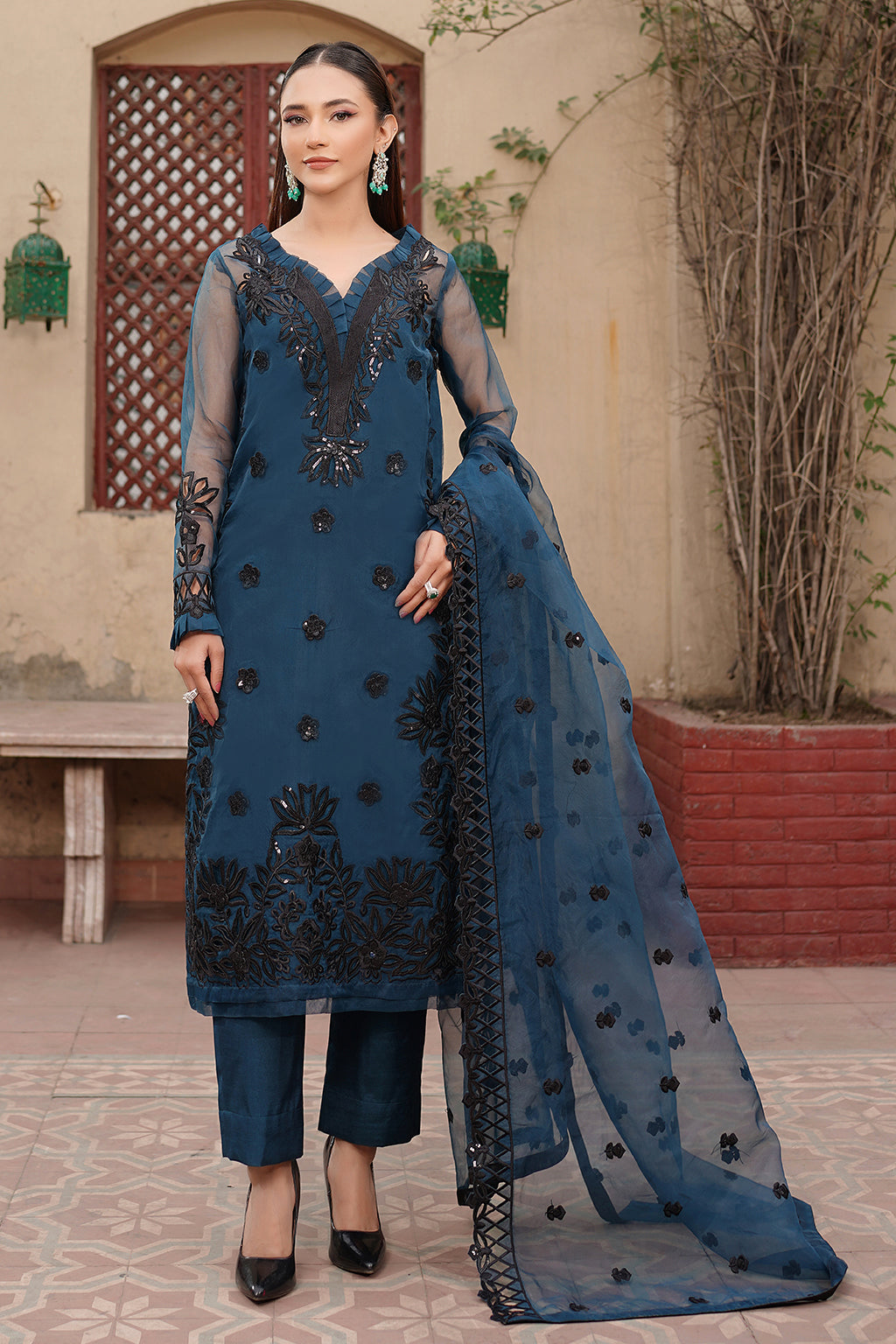 Maryams | Luxury Eid Pret | M-1102 - Pakistani Designer Dress - by Maryams | Type: Luxury - 100% Original at Saira Sultan