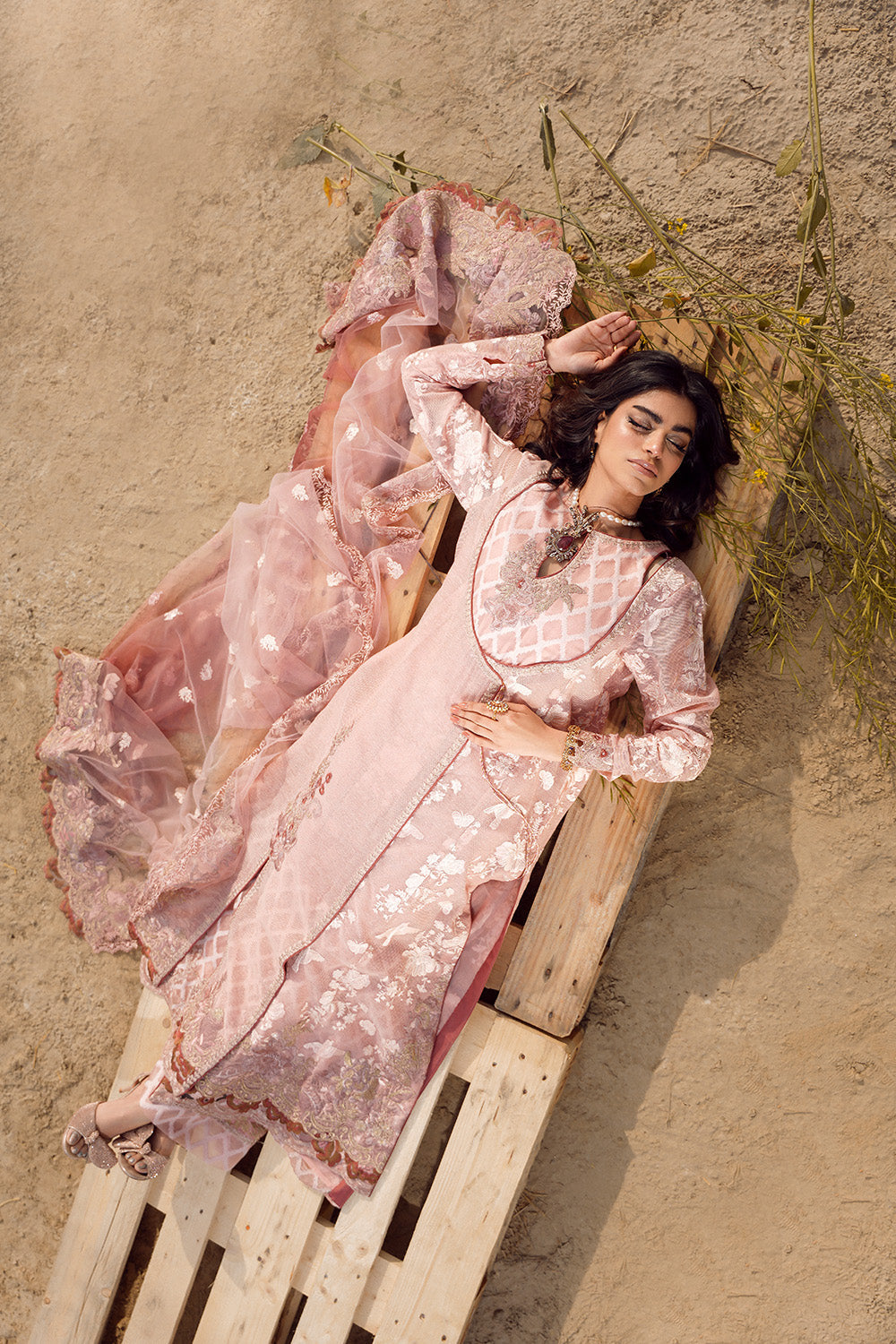 Nilofer Shahid | Verve Summer 24 | Sasha (3pc)  Verve SS 24 - Pakistani Designer Dress - by Nilofer Shahid | Type: Formal - 100% Original at Saira Sultan